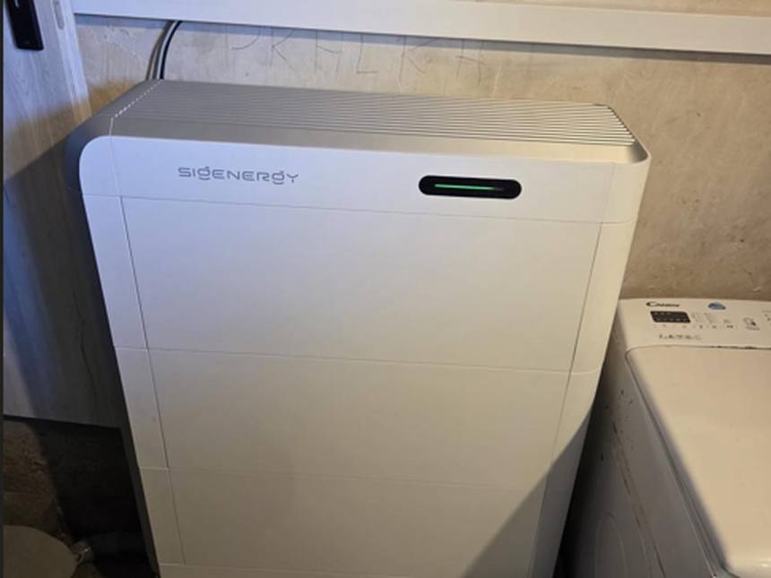 Magazyn energii SigenStor ustawiony przy ścianie